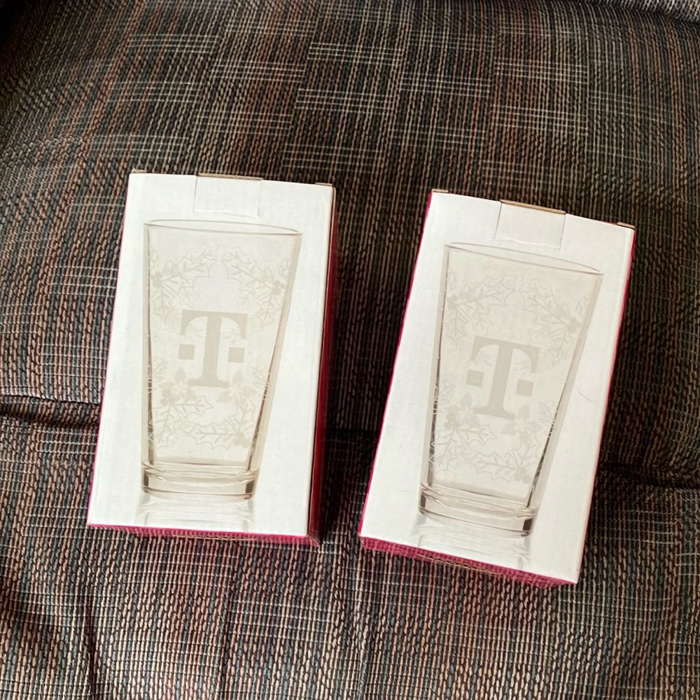 Set of 2 holiday pint glasses by TMobile